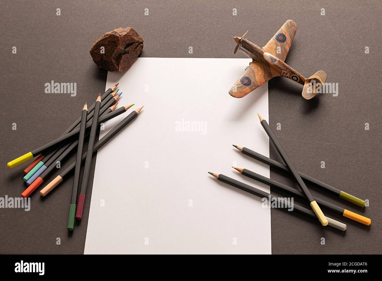 Planche à dessin. Bureau avec éléments de dessin. Distribution des éléments pour le dessin. Échelle, crayons de couleur, papier blanc et roche. Banque D'Images