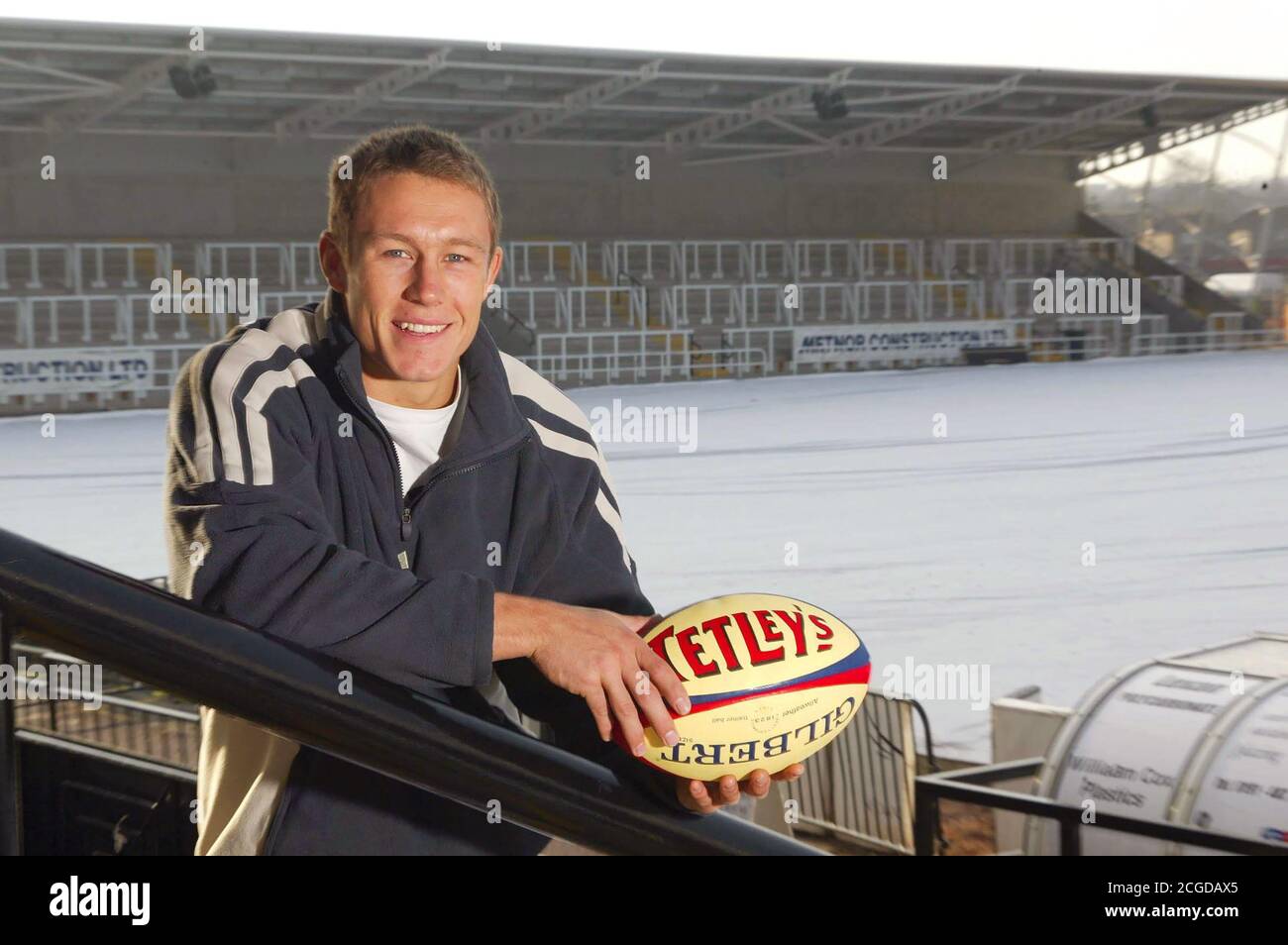 JONNY WILKINSON D'ANGLETERRE ET NEWCASTLE À UN STADE GLACIAL DE KINGSTON PARK, ANGLETERRE - 20 DEC 2002 CRÉDIT PHOTO : © MARK PAIN / PHOTO D'ALAY Banque D'Images