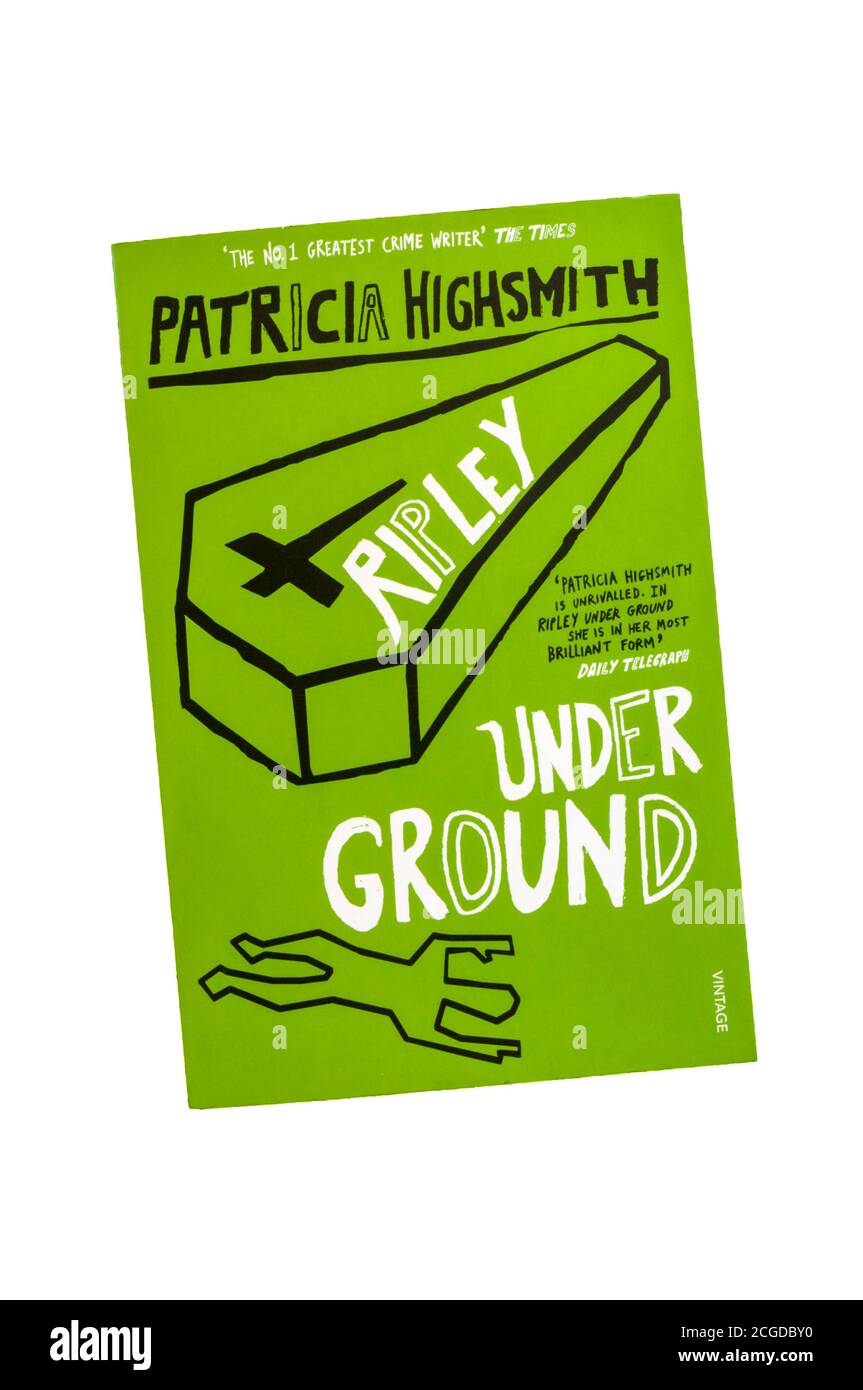 Une copie papier de Ripley sous terre par Patricia Highsmith. Publié pour la première fois en 1970, il est le deuxième des 5 romans qui constituent la Ripliad. Banque D'Images