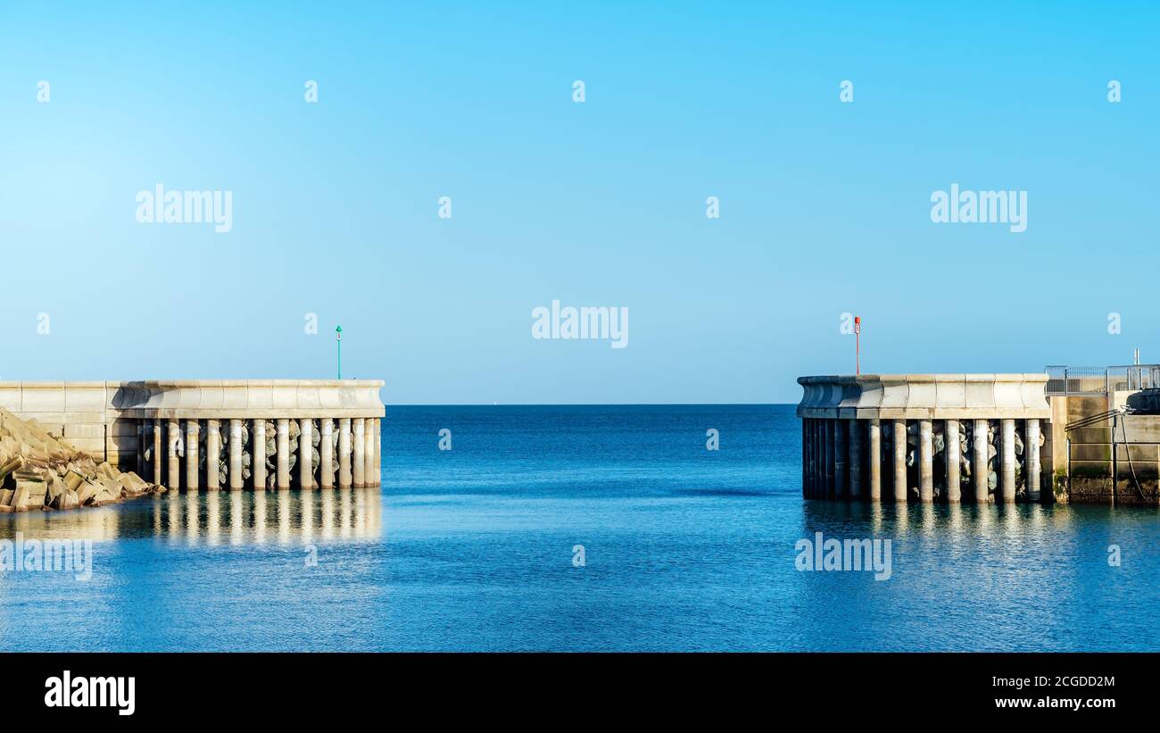 Brise-lames symétriques à l'entrée de la marina de Greystones dans le comté de Wicklow avec vue sur la mer d'Irlande calme. Photographie minimaliste Banque D'Images