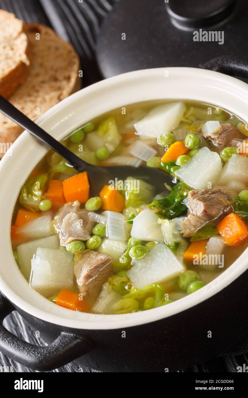 Hairst bree est un pot écossais traditionnel, un repas à une casserole dans un pot sur la table. Verticale Banque D'Images