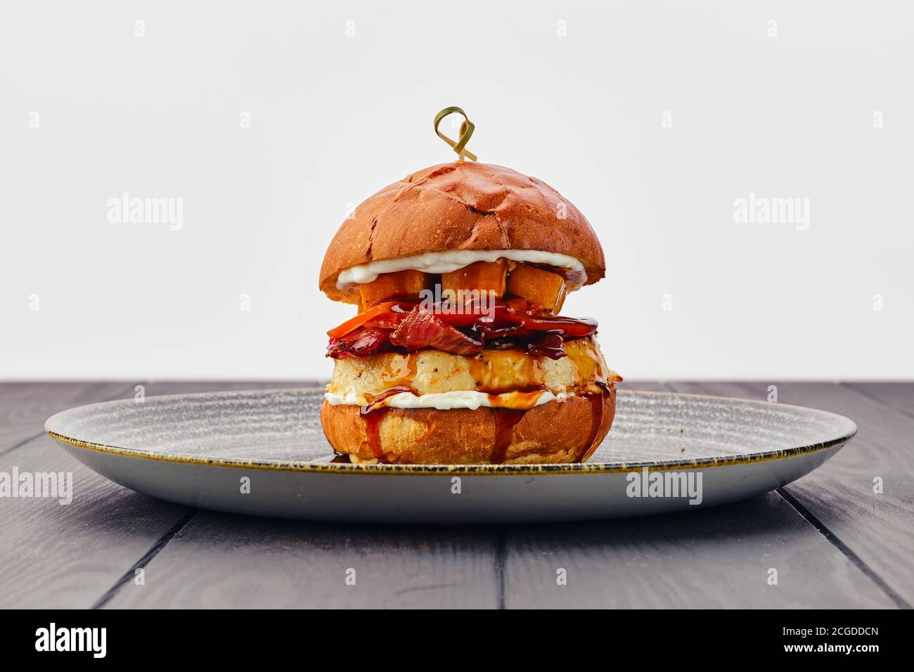 Hamburger avec bœuf, bacon, citrouille et tomate Banque D'Images