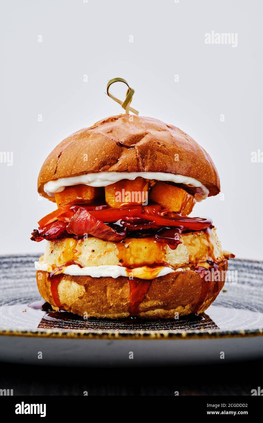 Vue rapprochée sur le hamburger avec bœuf, bacon, citrouille et tomate Banque D'Images