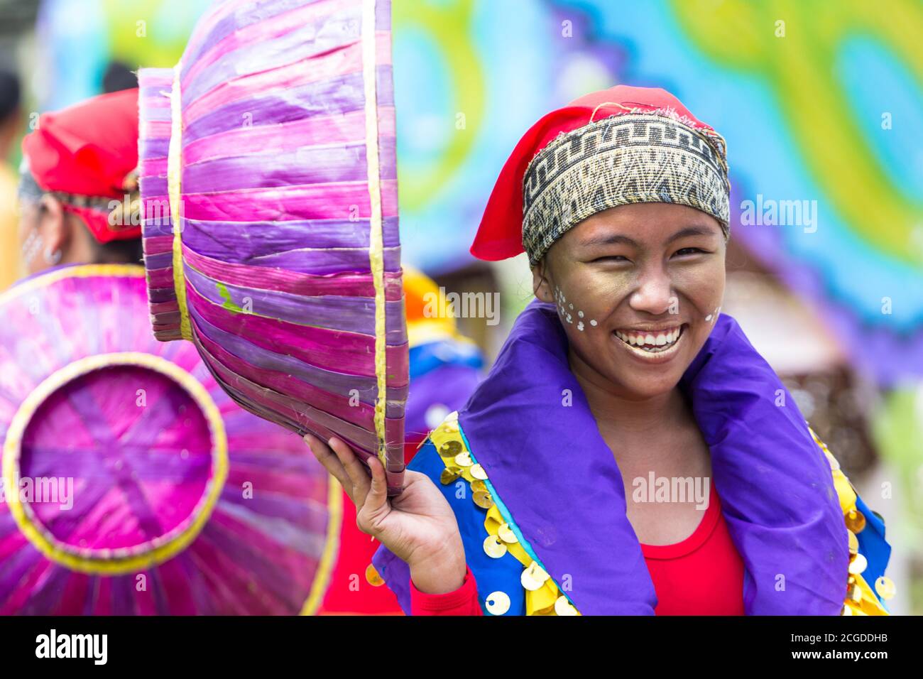 Costumes colorés lors d'un festival de rue dans la ville d'Ipil. Banque D'Images