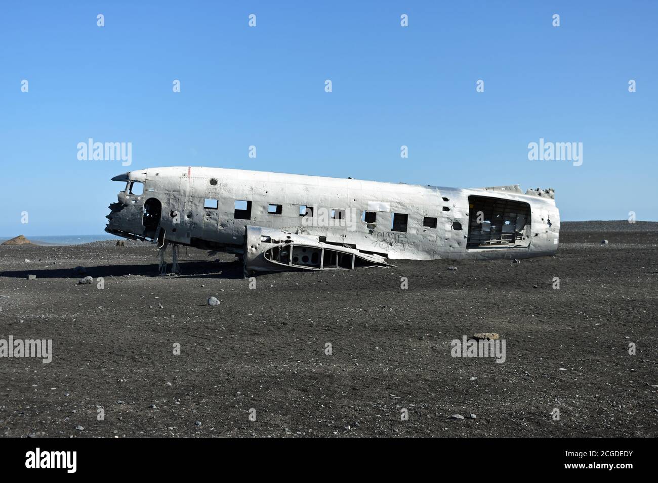 Le fuselage de l'épave d'avion de Solheimasandur se trouve sur les plaines d'exsuc glaciaire de sable noir de Myrdalsjokull, le long du périphérique dans le sud de l'Islande. Banque D'Images