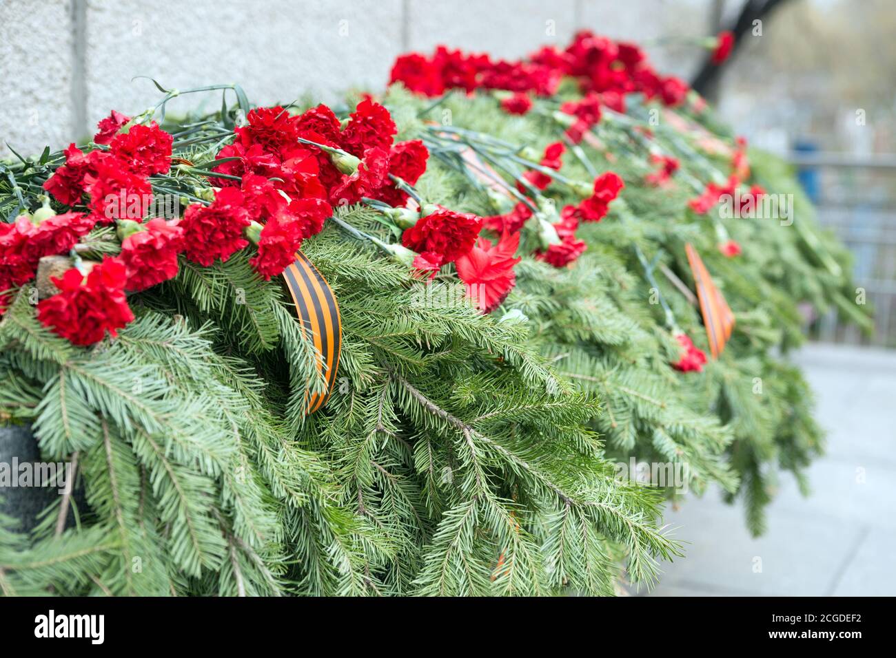 Guirlande funéraire solennelle avec fleurs de l'ornation et ruban de Saint-Georges sur le Mémorial de la victoire lors de la célébration du jour de la victoire Banque D'Images