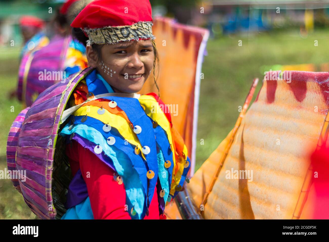 Costumes colorés lors d'un festival de rue dans la ville d'Ipil. Banque D'Images