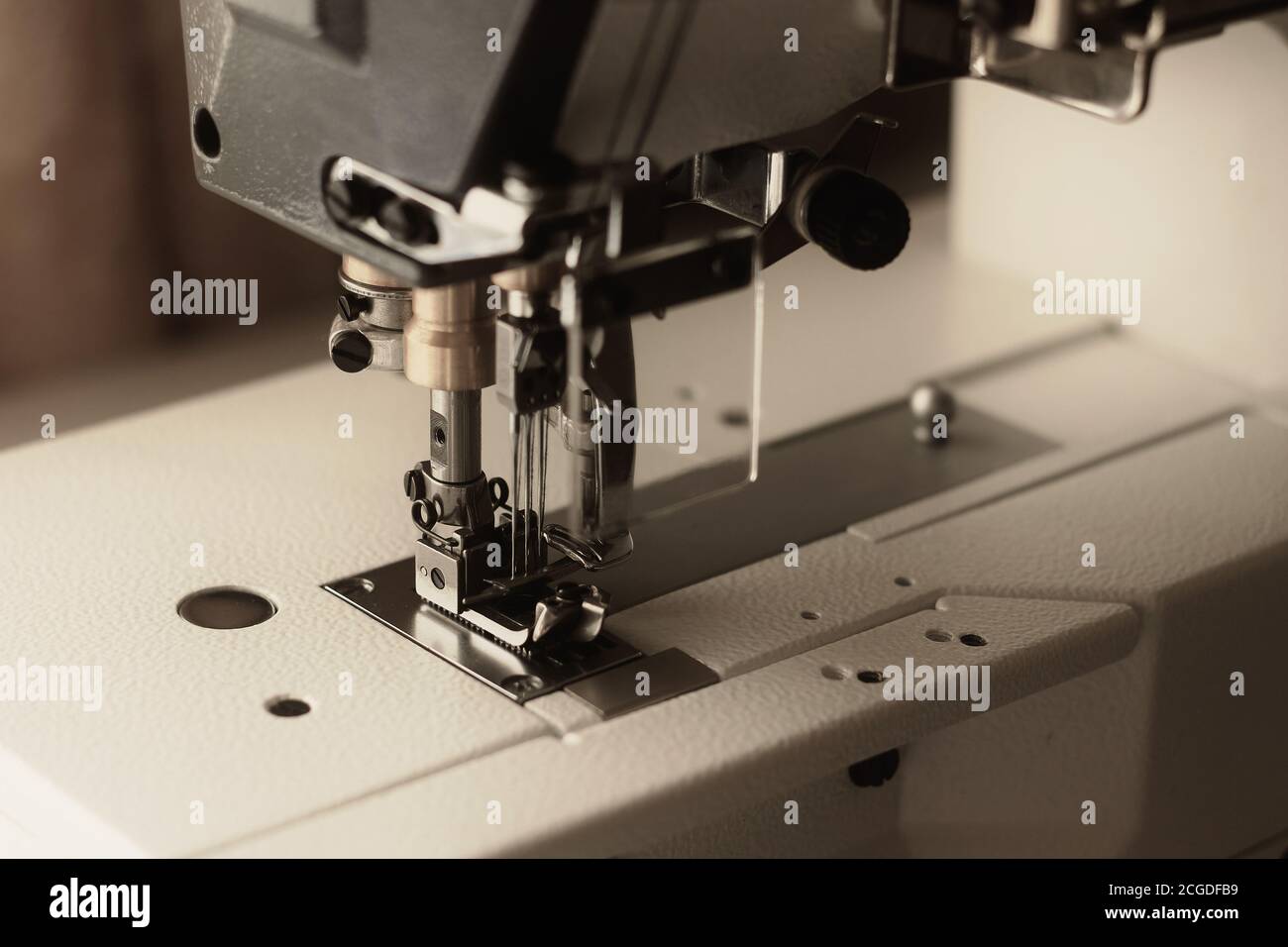 Machine à coudre industrielle à coutures plates. Gros plan. Mise au point douce Banque D'Images