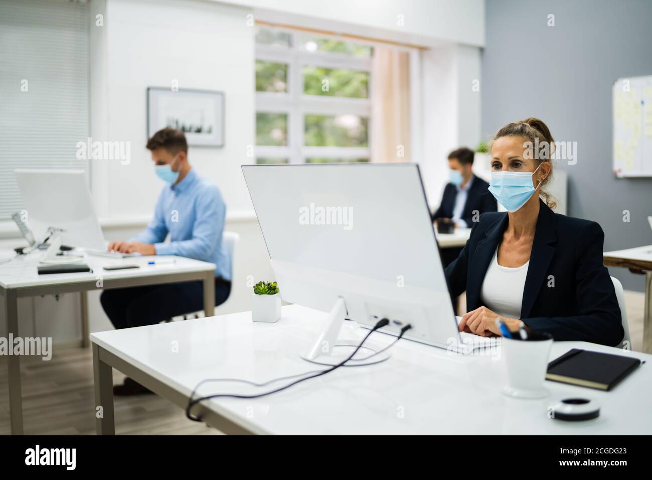 Formation de l'équipe commerciale. Utilisation de l'ordinateur avec le masque de visage Banque D'Images