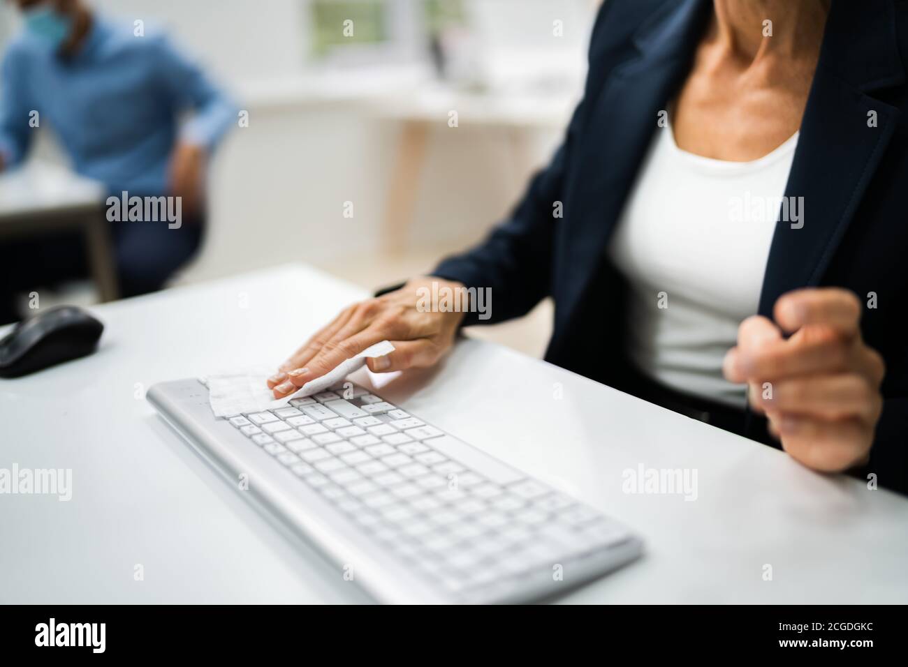 Nettoyage du clavier de l'ordinateur à l'aide d'un assainisseur d'alcool Banque D'Images