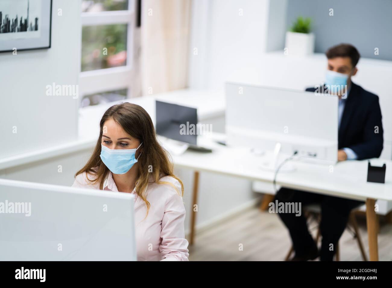 Formation de l'équipe commerciale. Utilisation de l'ordinateur avec le masque de visage Banque D'Images