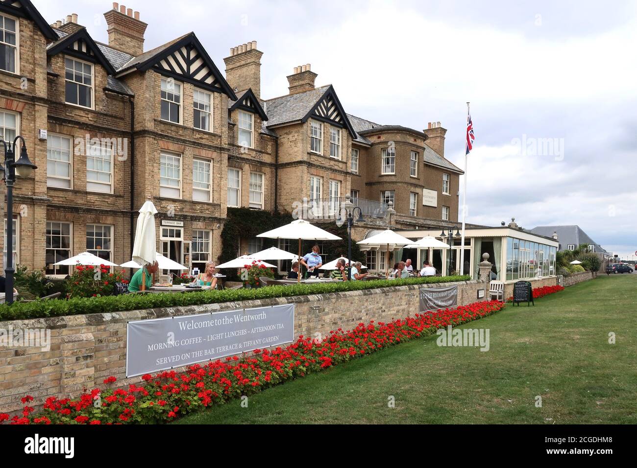 Aldeburgh, Suffolk, Royaume-Uni - 9 septembre 2020 : jour d'automne ensoleillé sur la côte est de l'Anglia. L'hôtel et restaurant Wentworth sur le front de mer. Banque D'Images