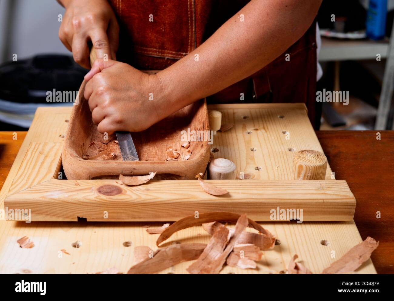 Craftswoman travaillant avec un plateau en bois Banque D'Images
