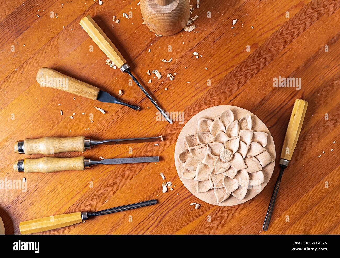 Collection d'outils de travail du bois. Boîte en bois dessinant une fleur. Banque D'Images