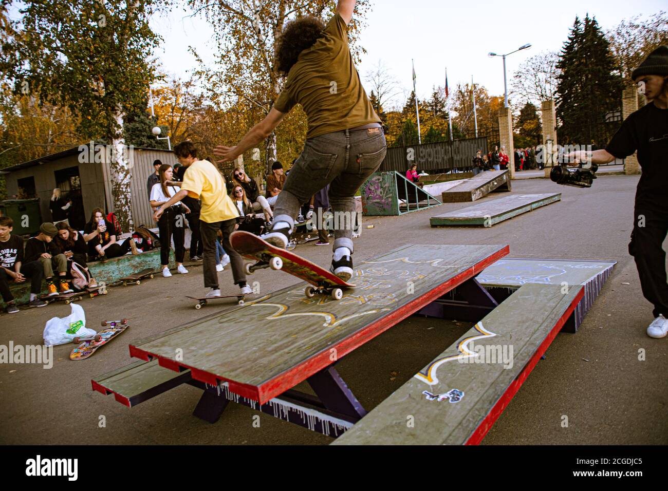 Un skateboarder en action au Venice Beach Skate Park à Los Angeles, Californie Banque D'Images