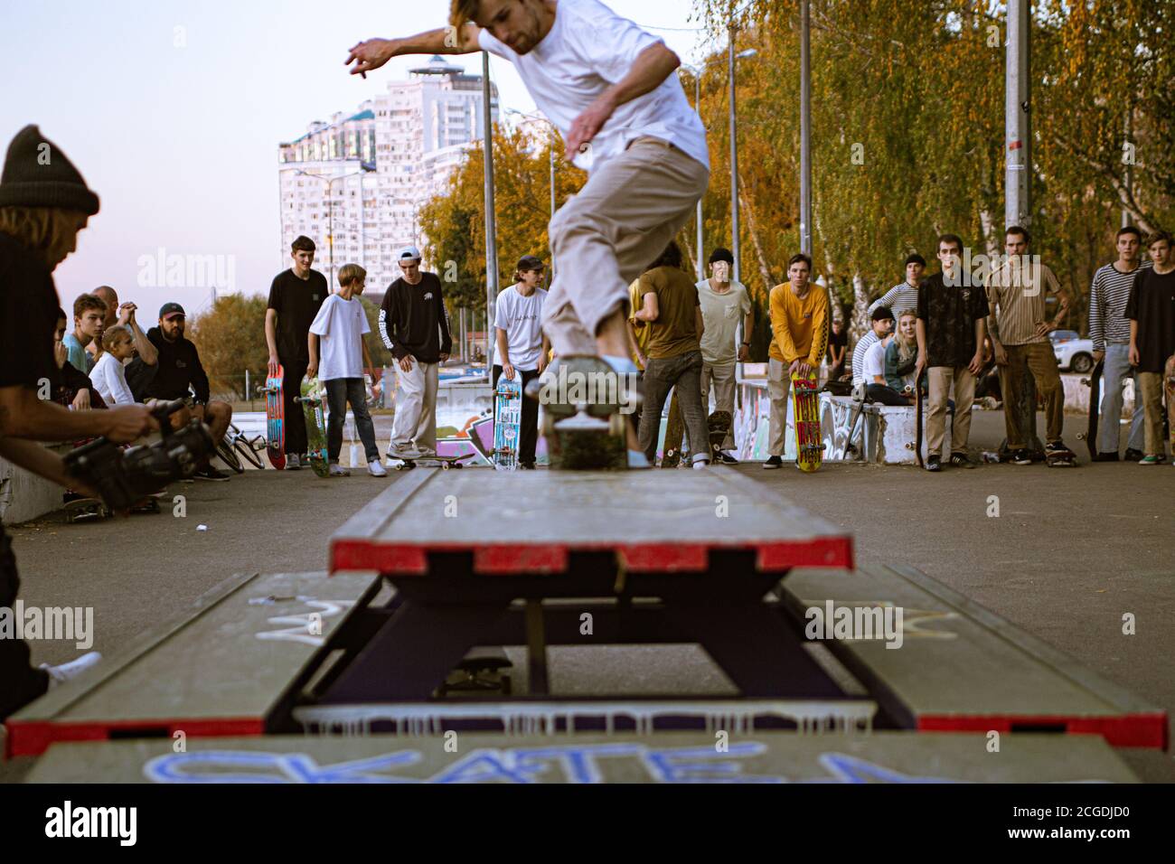 Un skateboarder en action au Venice Beach Skate Park à Los Angeles, Californie Banque D'Images