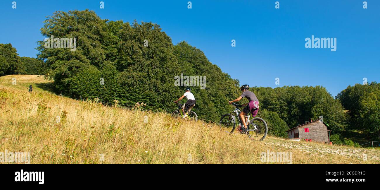 Personnes vélo dans la nature verte paysage escalade montagne en plein air sport Banque D'Images