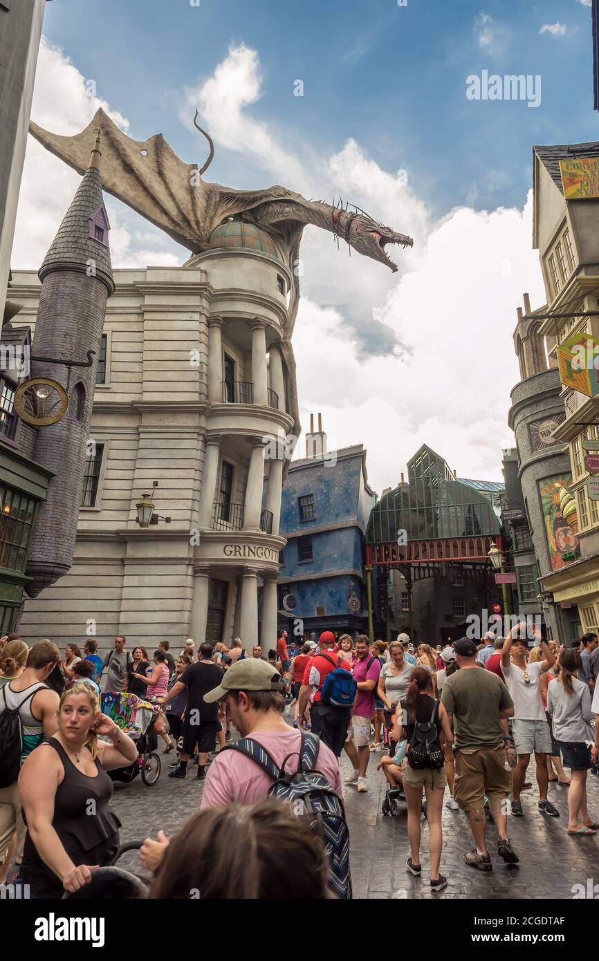 Foule et dragon à l'allée de Diagon près de Harry Potter Promenade au parc à thème Universal Studios Florida Banque D'Images