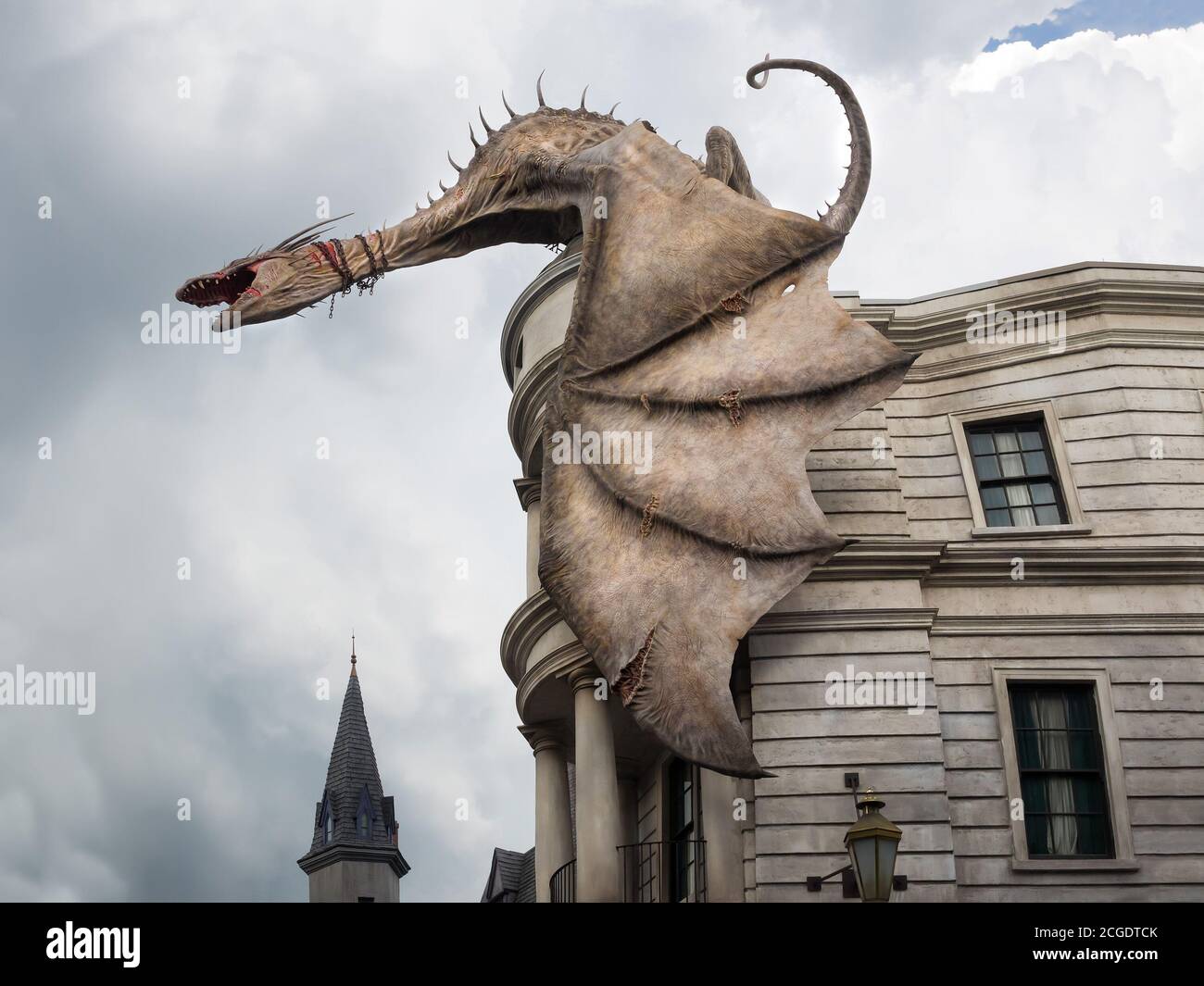 Dragon à Traverse près de la tour de Harry Potter au parc à thème Universal Studios Florida Banque D'Images