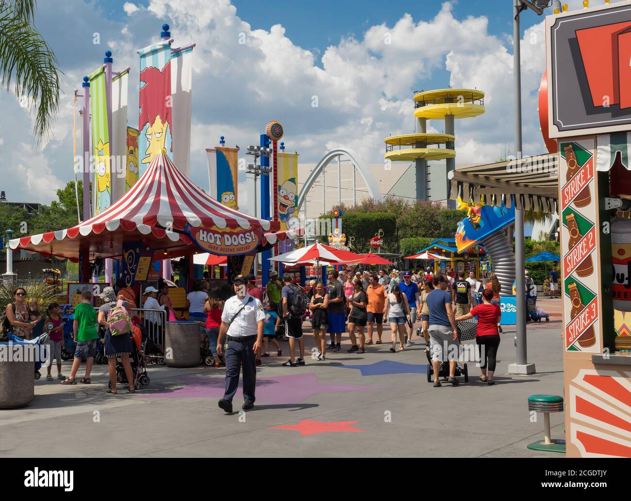 Les gens dans un quartier à thème Simpsons aux studios Universal Parc à thème de Floride Banque D'Images