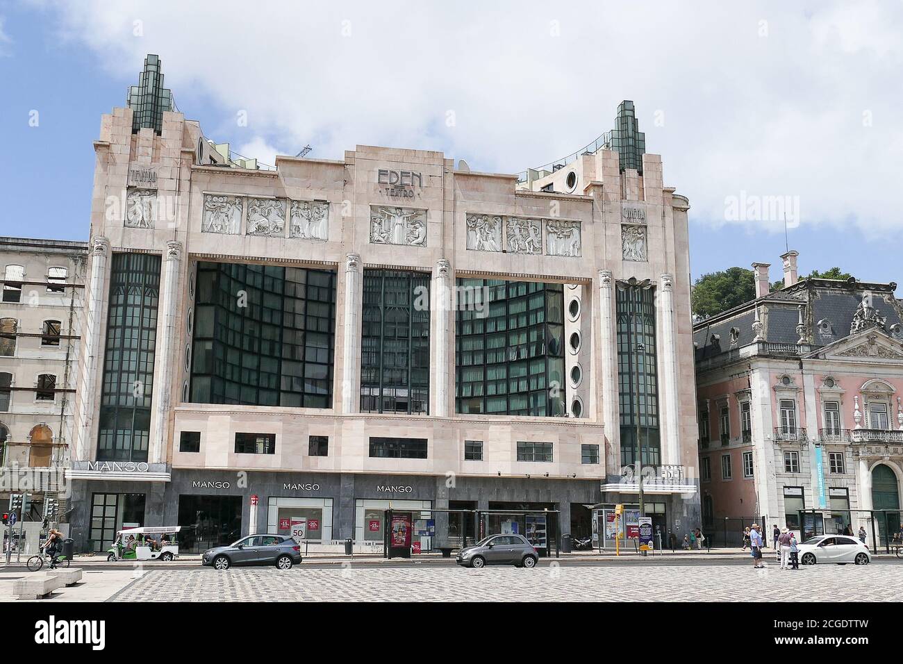 L'Eden Theatre (Eden Teatro) est l'un des nombreux bâtiments historiques situés sur Praca dos Restauradores (place de restauration) à Lisbonne, Portugal. La b Banque D'Images