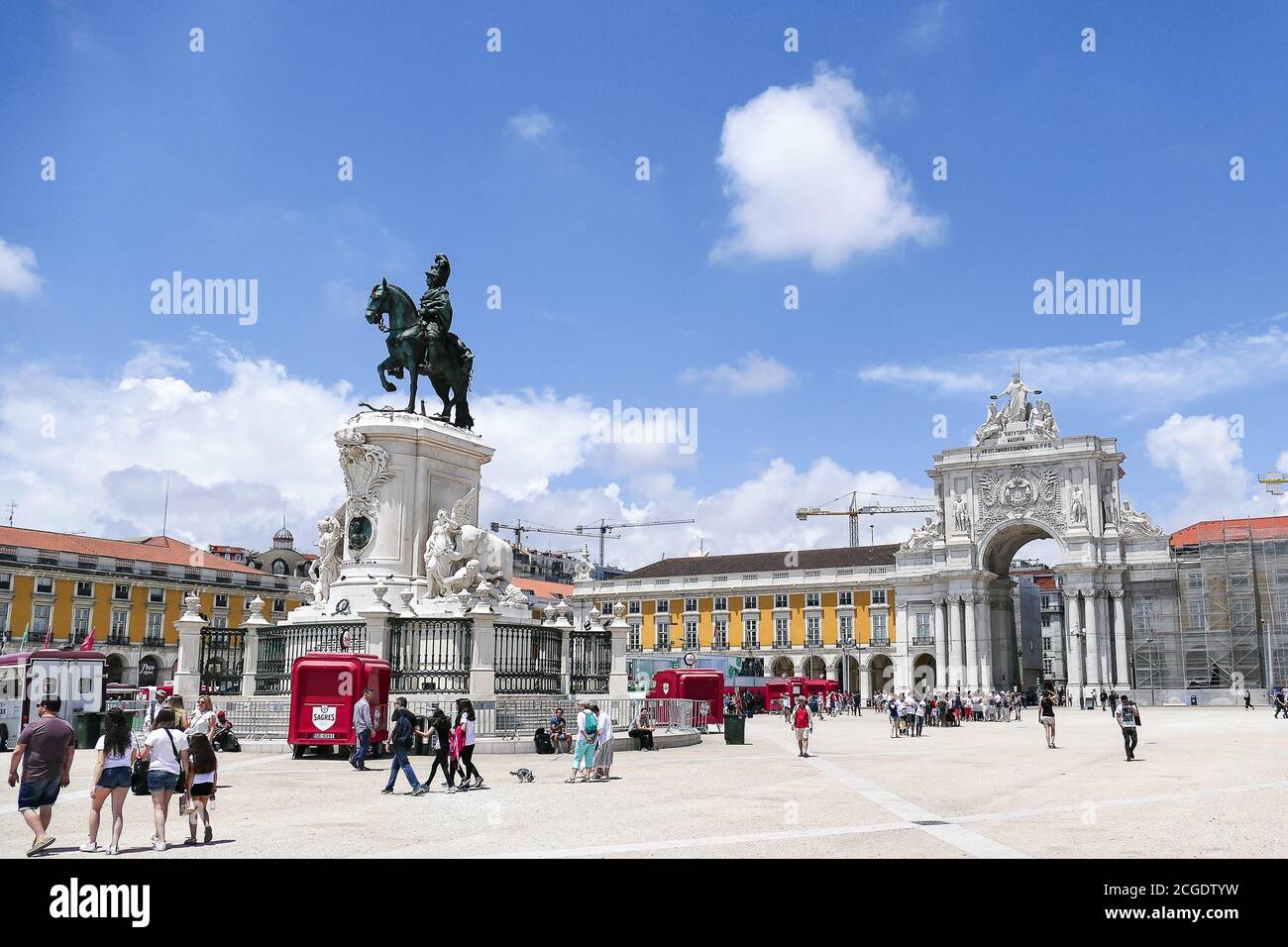 Portugal, Lisbonne, place du Commerce, Praça do Comércio avec la statue équestre du roi Joseph I et une arche triomphale. Praça do Comércio est une célèbre s Banque D'Images