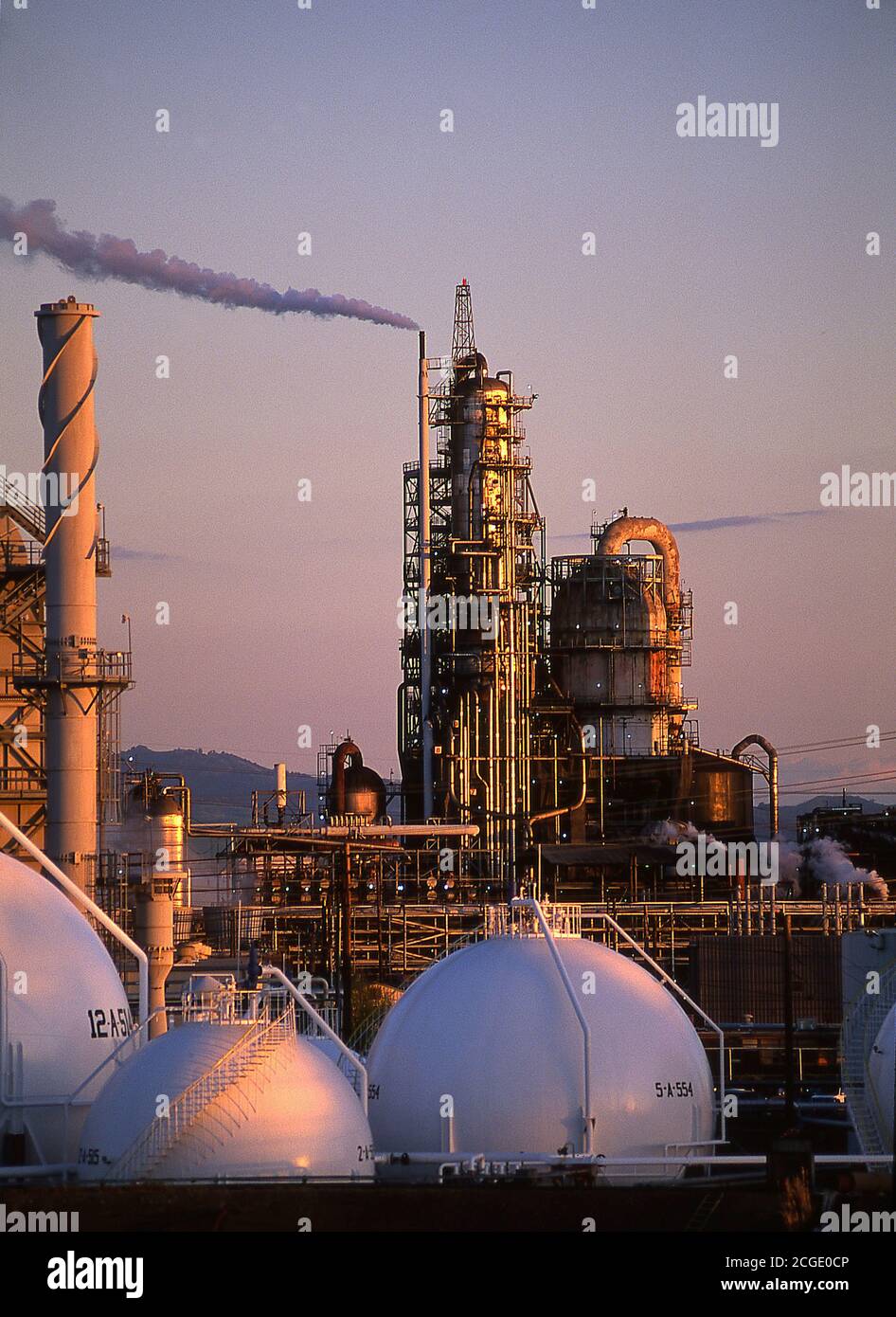 Grande raffinerie de pétrole dans l'ouest des États-Unis. Banque D'Images