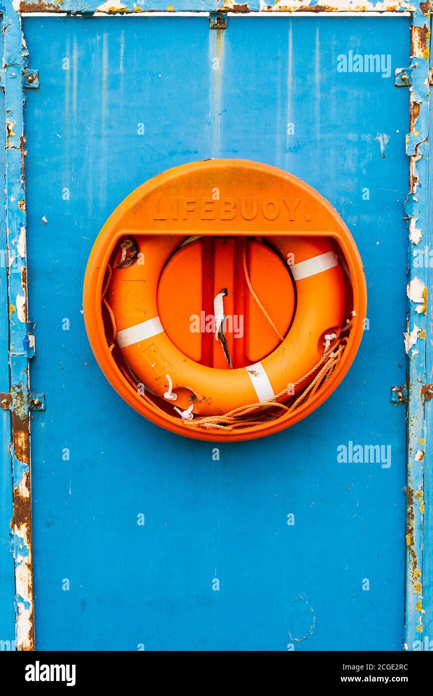 Anneau de sécurité de la bouée de sauvetage sur l'armoire bleue. Holme Pierrepont, Centre national des sports nautiques, Nottingham, Notinghamshire, Angleterre Banque D'Images