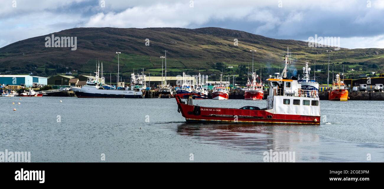 Le ferry de l'île de Bere au départ du port de Castletownbere, comté de Cork, en Irlande, avec les montagnes Caha en arrière-plan. Banque D'Images