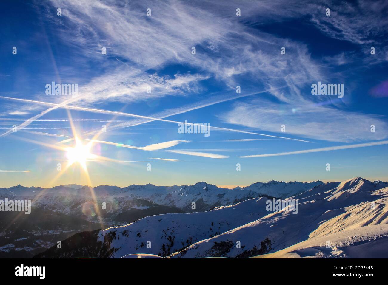 Vue sur les montagnes au-dessus de la Plagne avec Courchevel en arrière-plan, Alpes françaises Banque D'Images