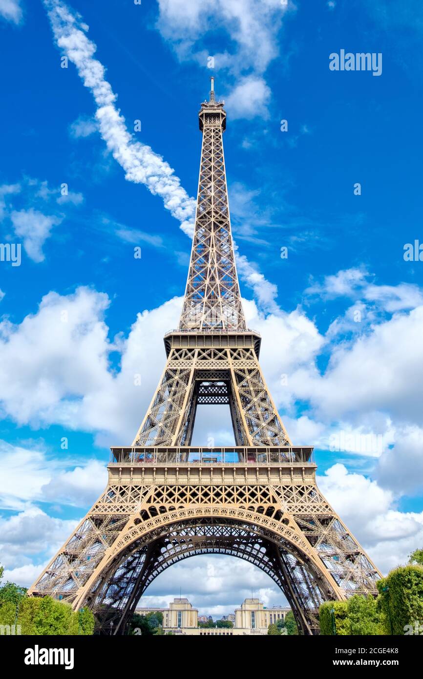 La Tour Eiffel à Paris par une belle journée d'été Banque D'Images