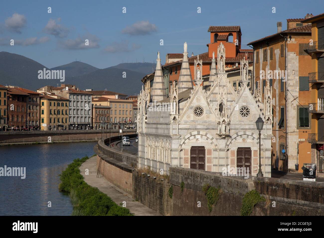 Vue vers l'église Santa Maria della Spina sur les rives de l'Arno Pise, Toscane, Italie, Europe. Banque D'Images