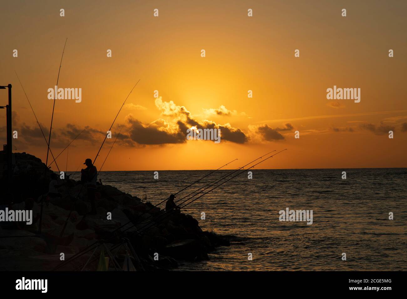 Silhouette de pêcheurs sur la Marina di Pisa, Toscane, Italie, Europe. Banque D'Images