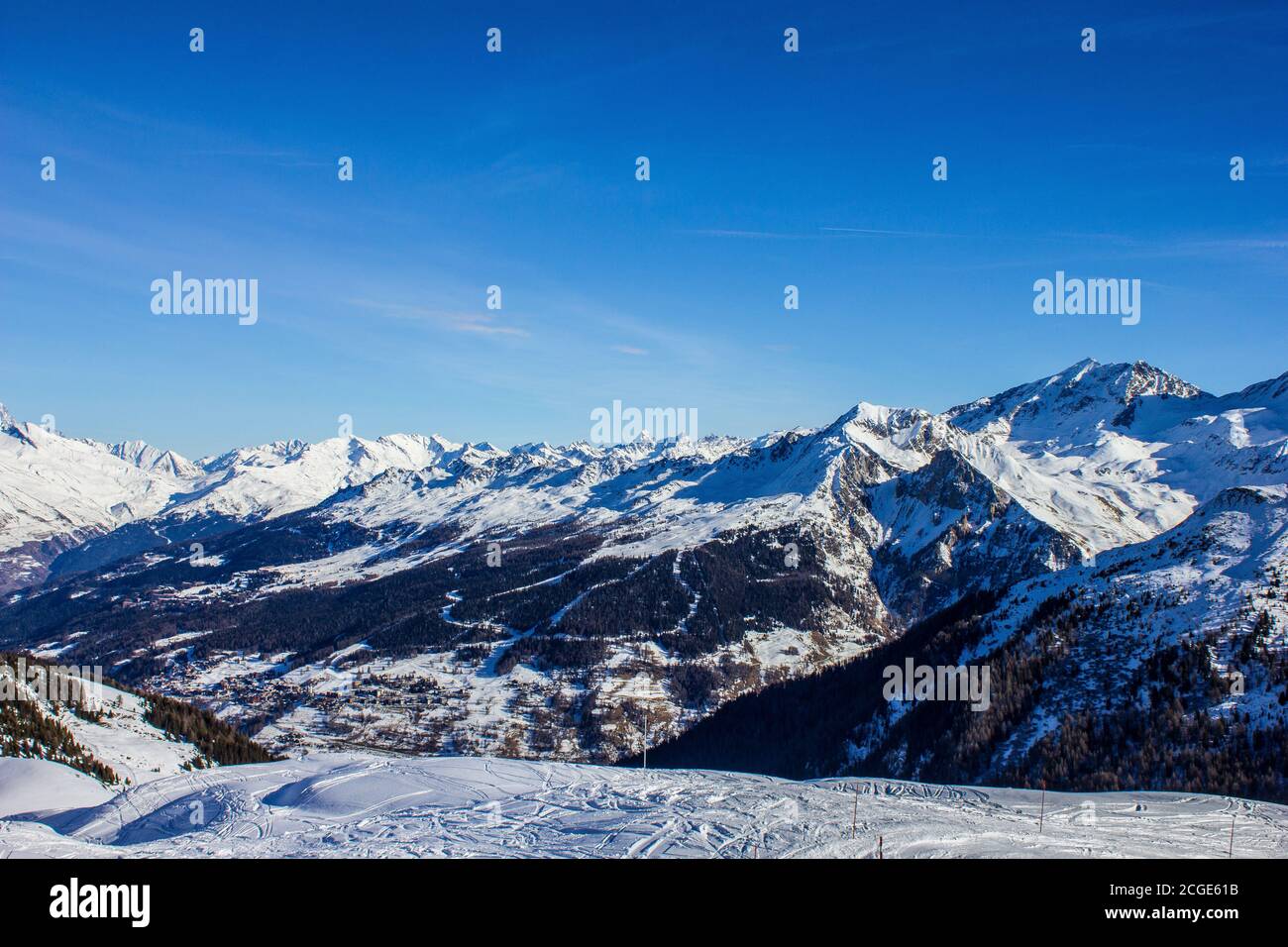 Vue sur une station de ski dans les Alpes françaises à proximité La Plagne Banque D'Images