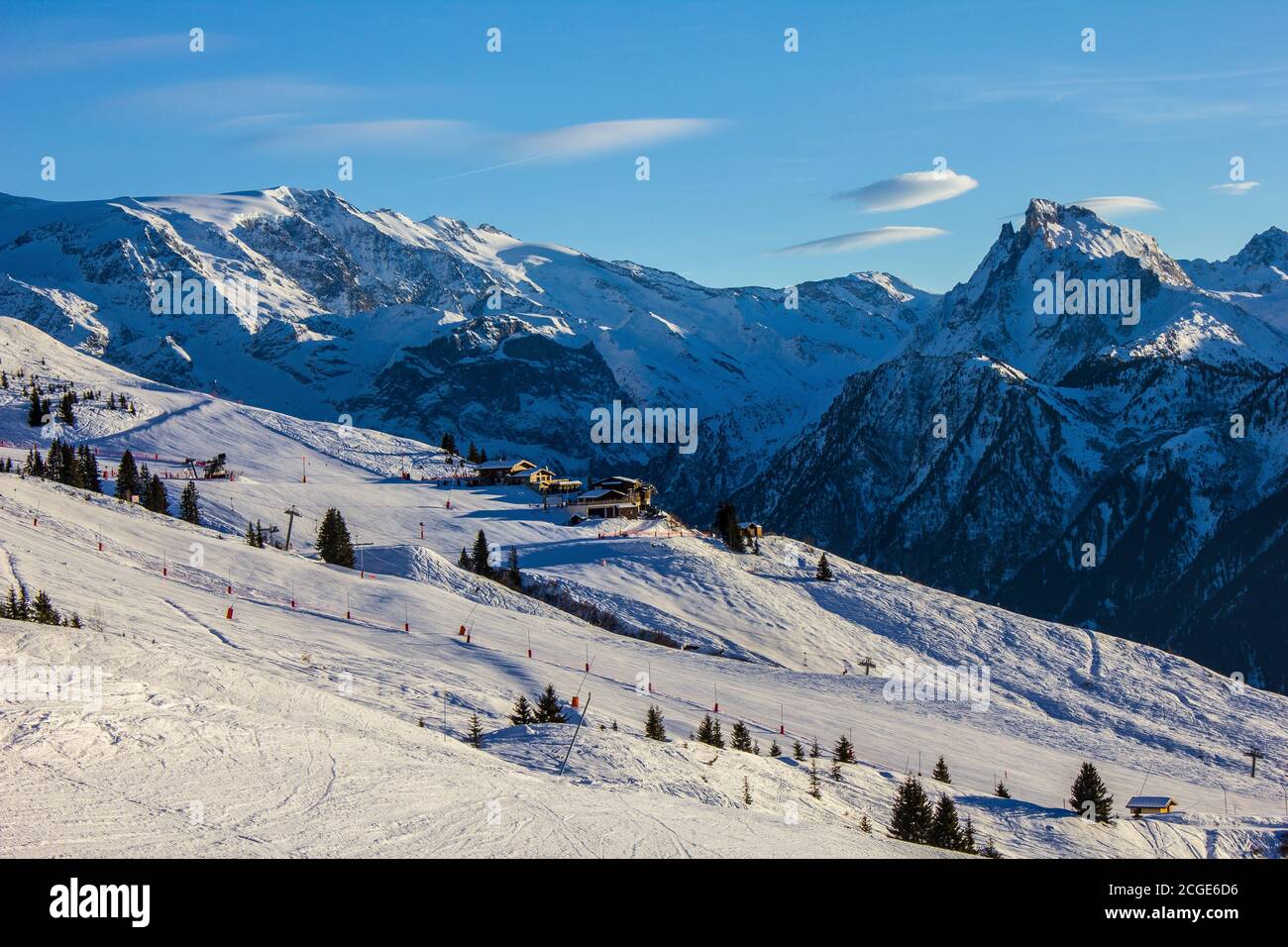 Vue sur une piste de ski au-dessus de Champagny-en-Vanoise, Alpes françaises Banque D'Images