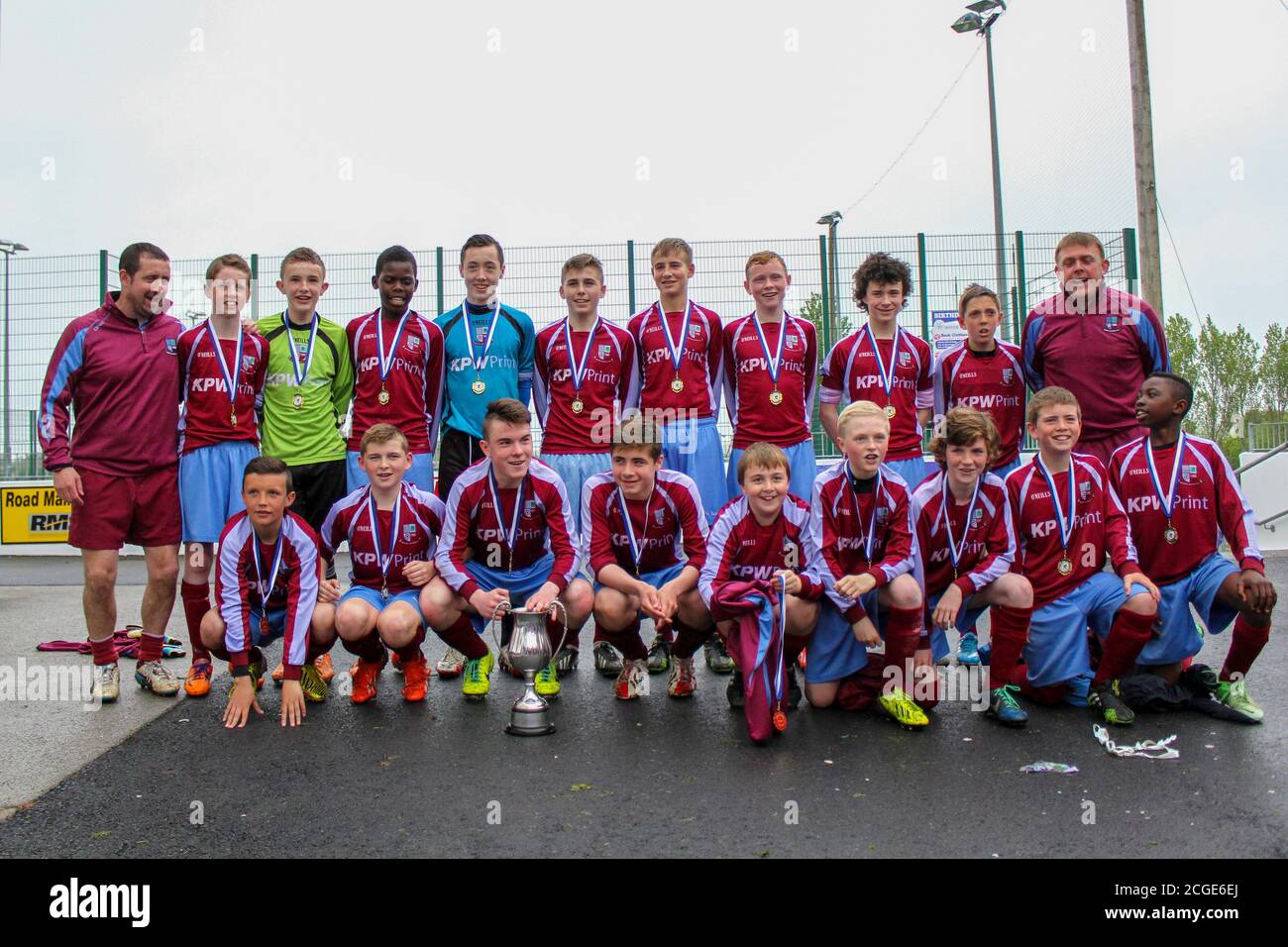 Aaron Connolly de Mervue United U14, première rangée, troisième à partir de la gauche, célèbre la victoire de la coupe U14 Connacht avec ses coéquipiers et ses entraîneurs. 3/5/14, Mervue United contre Castlebar Celtic, U14 Connacht Cup final, Moyne Villa FC, Headford, Co. Galway. Photos d'un jeune Aaron Connolly (actuellement de Brighton et Hove Albion et de la République d'Irlande) en action pour Mervue Unis comme un adolescent. Banque D'Images