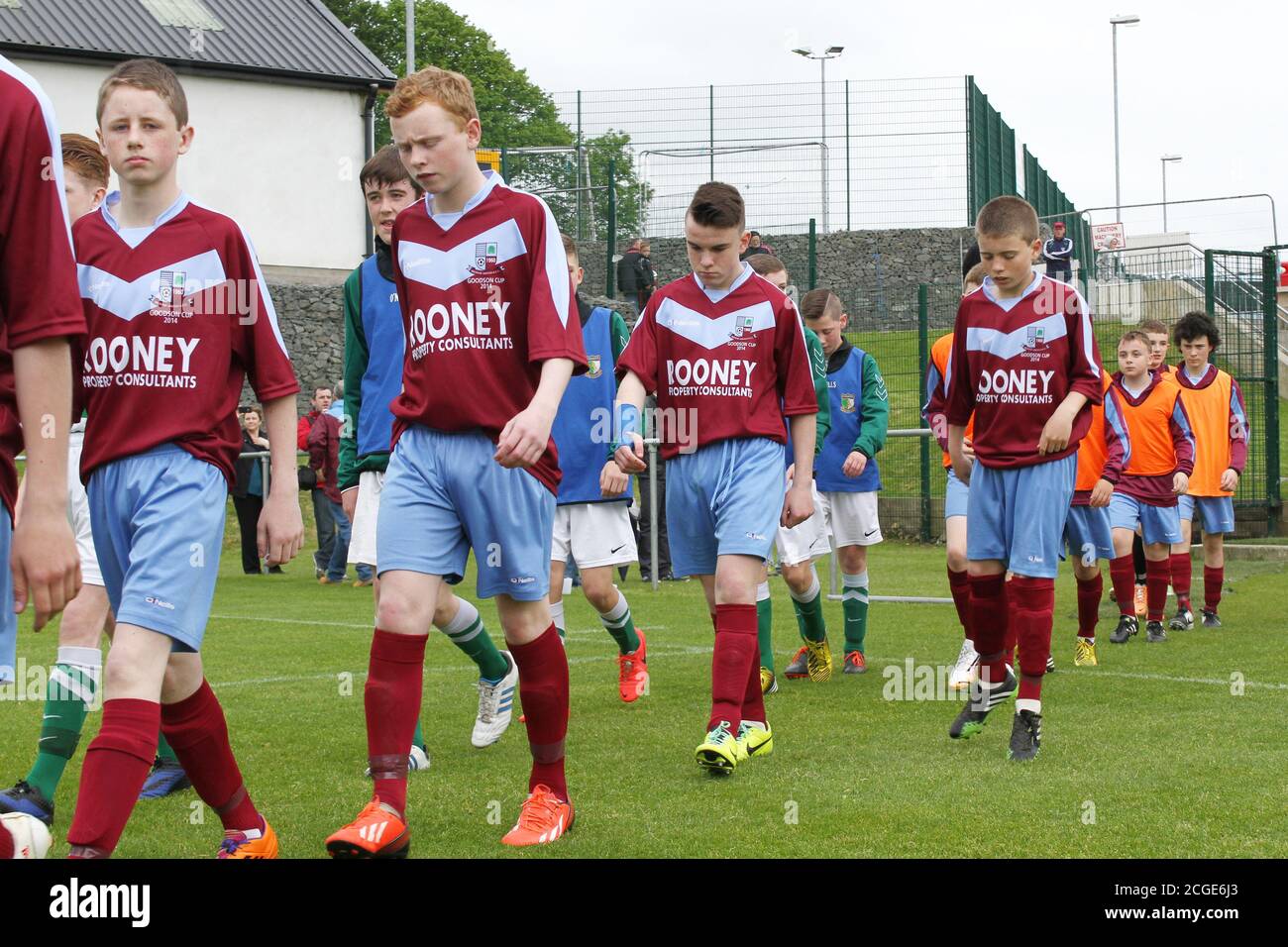 Aaron Connolly de Mervue United, bottes jaunes, rassemble ses pensées avant la finale de la coupe Goodson 2014. 18/5/14, Mervue United contre St. Francis, U14 SFAI Goodson Cup final, Jackson Park, Dublin. Photos d'un jeune Aaron Connolly (actuellement de Brighton et Hove Albion et de la République d'Irlande) en action pour Mervue Unis comme un adolescent. Banque D'Images