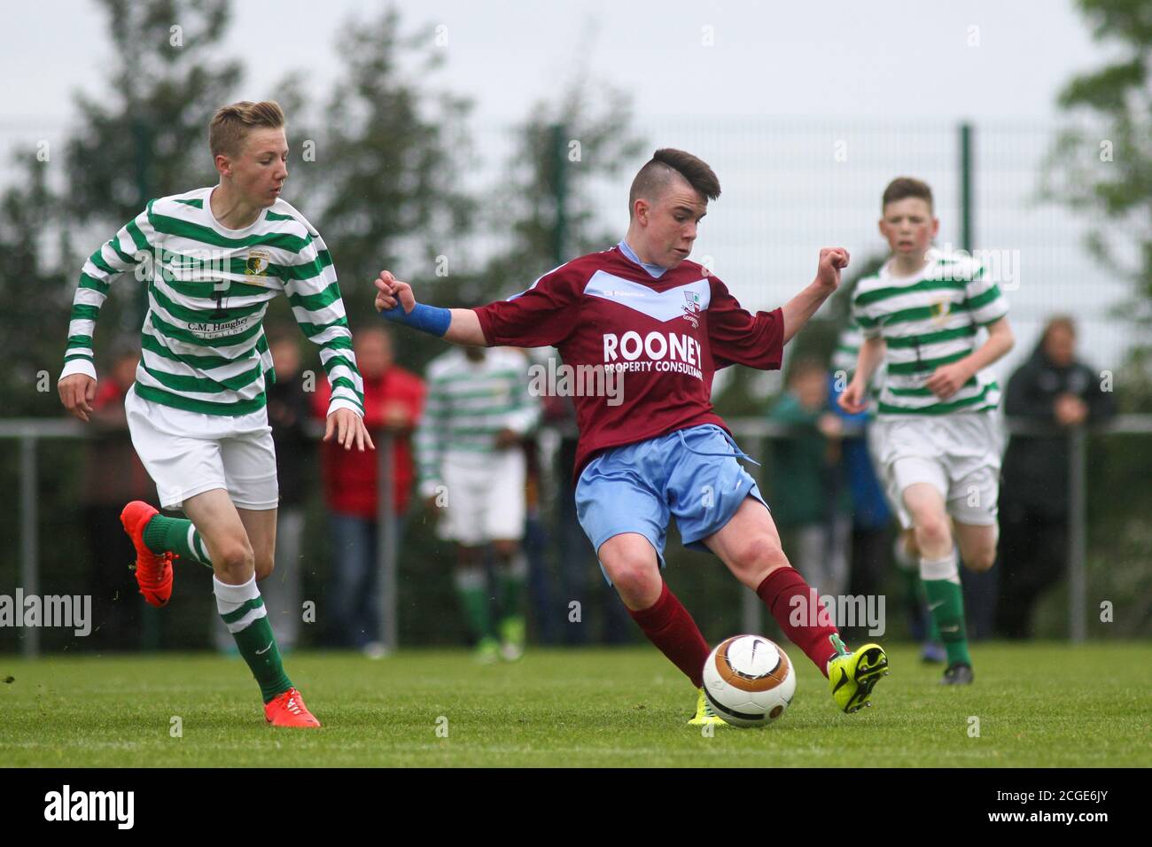 Aaron Connolly de Mervue a Uni U14 en action contre Saint François. 18/5/14, Mervue United contre St. Francis, U14 SFAI Goodson Cup final, Jackson Park, Dublin. Photos d'un jeune Aaron Connolly (actuellement de Brighton et Hove Albion et de la République d'Irlande) en action pour Mervue Unis comme un adolescent. Banque D'Images