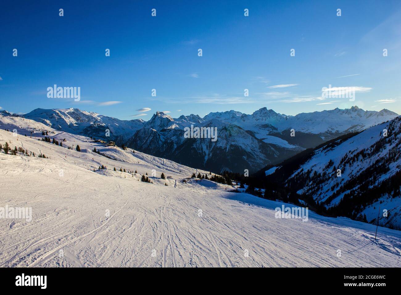 Vue sur une piste de ski au-dessus de Champagny-en-Vanoise, Alpes françaises Banque D'Images
