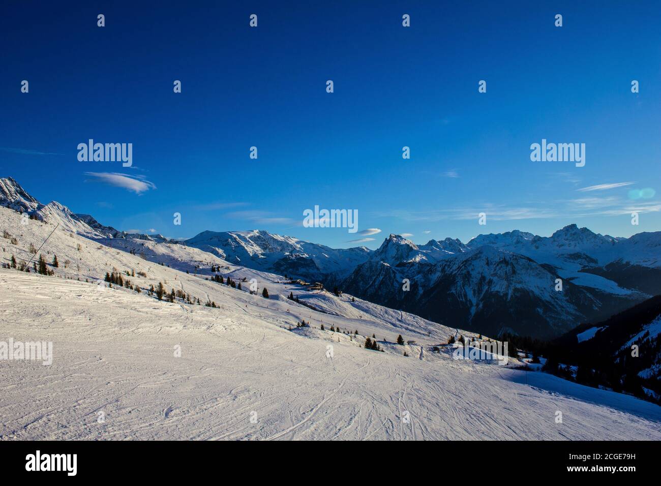 Vue sur une piste de ski au-dessus de Champagny-en-Vanoise, Alpes françaises Banque D'Images