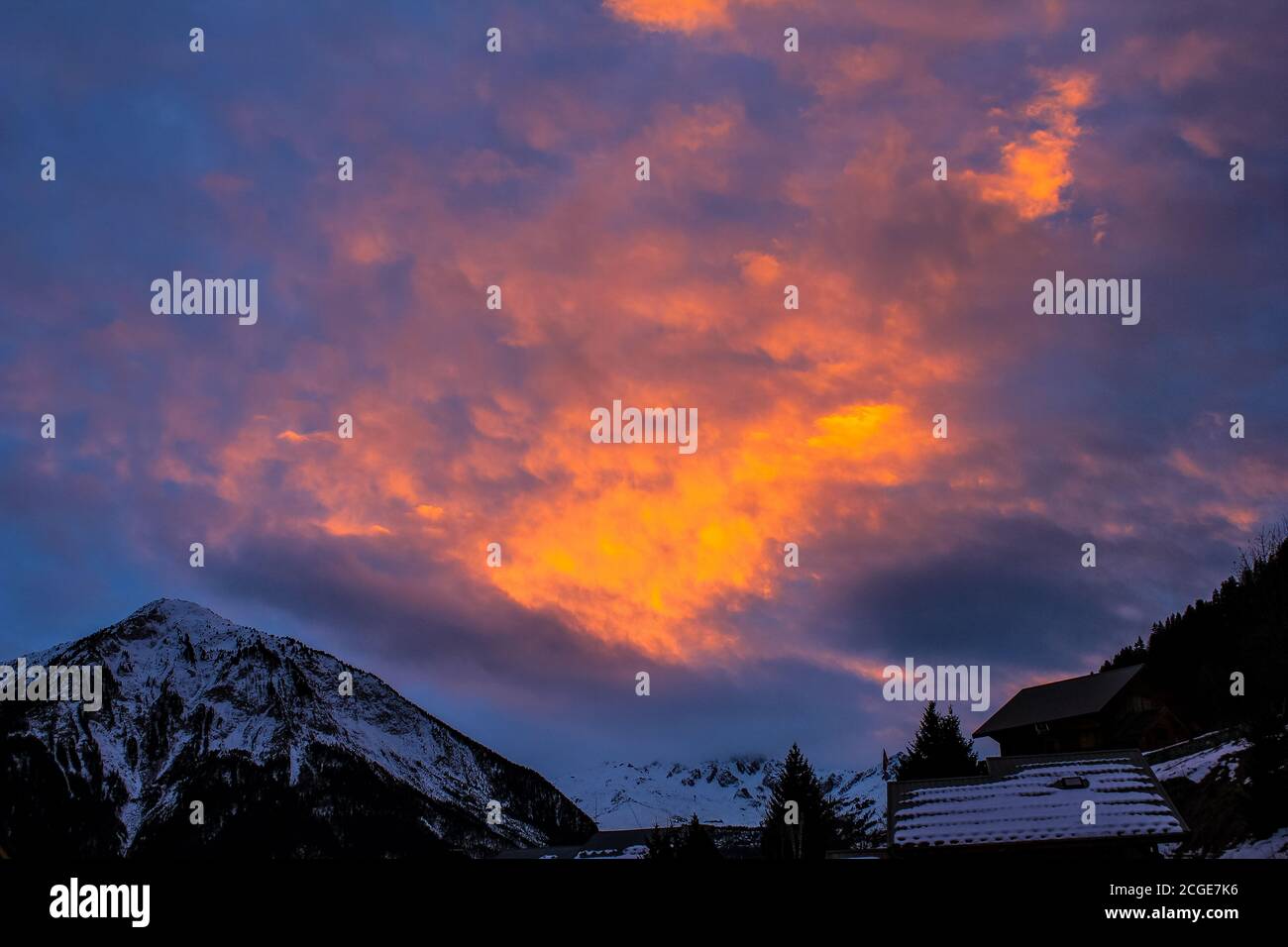 Coucher de soleil au-dessus de Champagny en Vanoise, Alpes françaises Banque D'Images