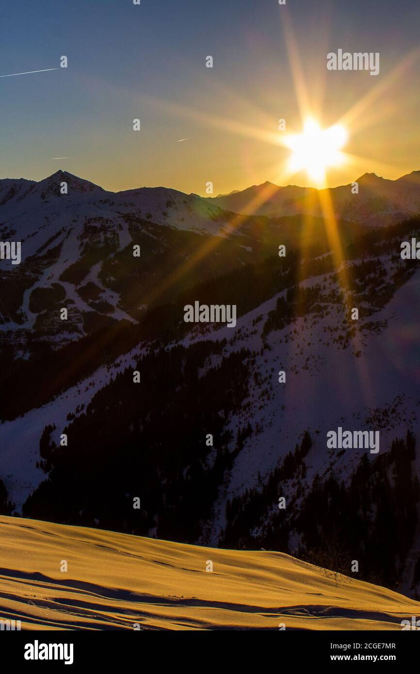 Coucher de soleil au-dessus de trois Vallées, Alpes françaises Banque D'Images