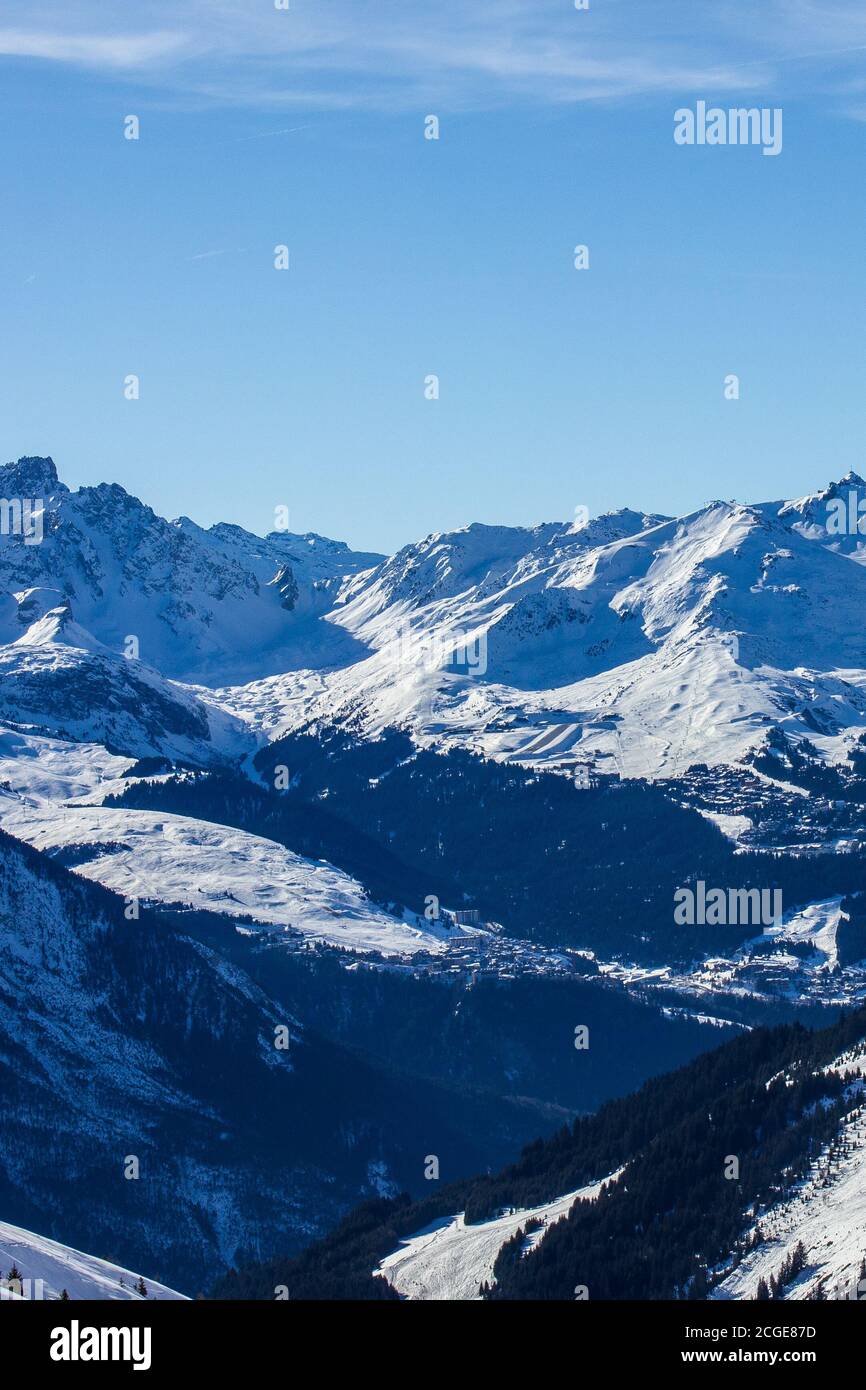 Vue sur le domaine skiable de Courchevel, Alpes françaises Banque D'Images
