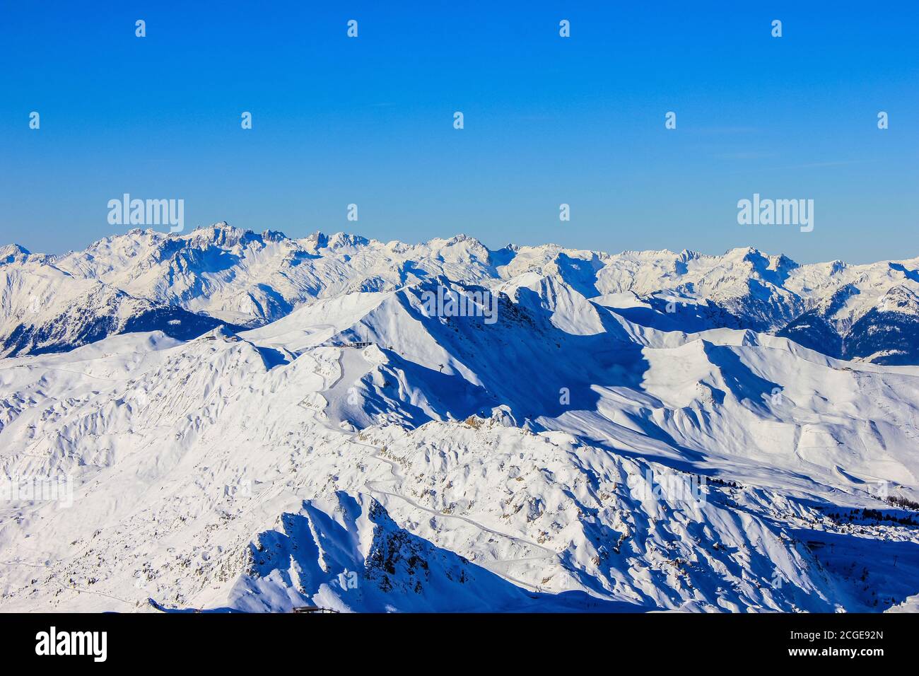 Vue sur le domaine skiable de la Plagne, Alpes françaises Banque D'Images
