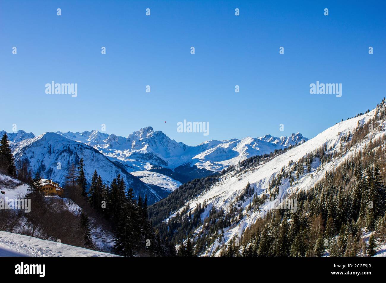 Vue sur les montagnes au-dessus de Courchevel depuis Champagny en Vanoise, Alpes françaises Banque D'Images