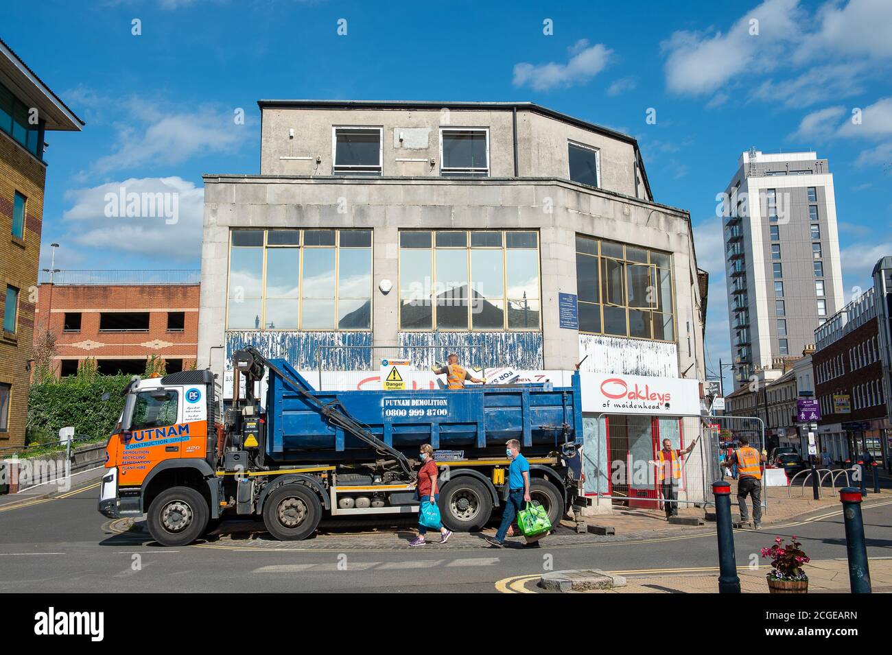 Maidenhead, Berkshire, Royaume-Uni. 10 septembre 2020. Les entrepreneurs de démolition arrivent pour débarquent d'un bâtiment en raison de la démolition à Maidenhead alors que la ville subit une régénération. Le nombre de cas de tests Covid-19 positifs dans le quartier royal de Maidenhead et de Windsor a augmenté de 10 au cours des 24 dernières heures. En raison d'un pic de nouveaux cas dans diverses régions d'Angleterre, de nouvelles restrictions ont été mises en place par le gouvernement lundi prochain, où seulement six personnes peuvent maintenant socialiser ensemble. Il y a quelques exceptions limitées à cela. Crédit : Maureen McLean/Alay Banque D'Images