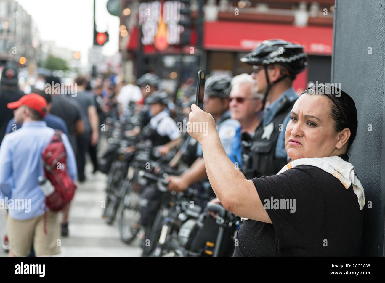 Chicago, États-Unis. 2 août 2018. Tard dans la journée, une manifestation anti-armes à feu BLM s'est emmise sur Wrigley Field. Banque D'Images