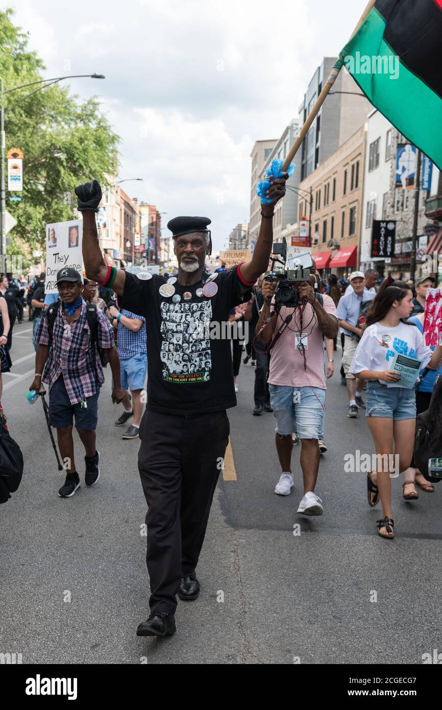 Chicago, États-Unis. 2 août 2018. Tard dans la journée, une manifestation anti-armes à feu BLM s'est emmise sur Wrigley Field. Banque D'Images