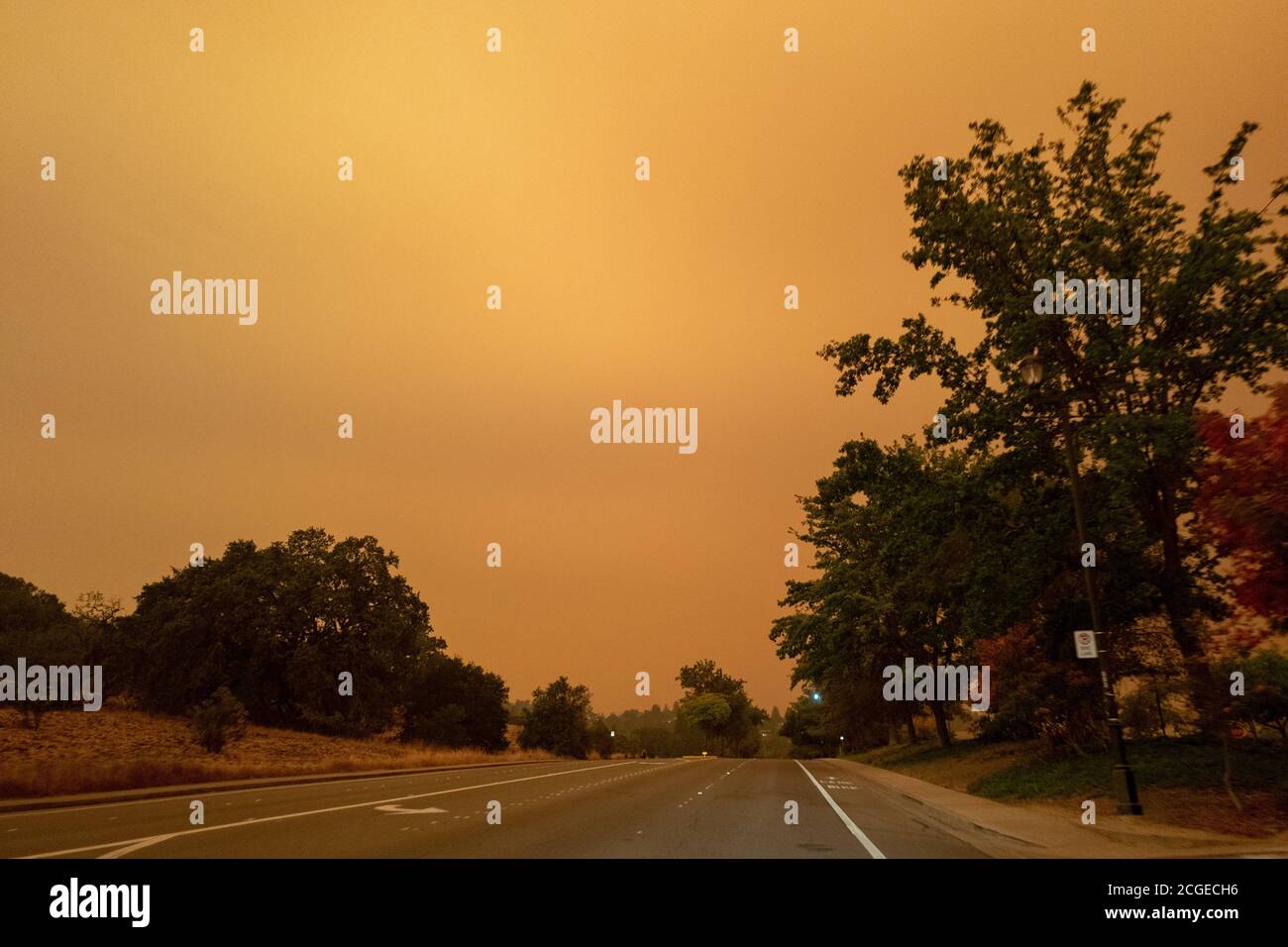 La fumée des feux de forêt à proximité a fait que le ciel a pris une couleur orange dans la région de la baie de San Francisco, Lafayette, Californie, le 9 septembre 2020. () Banque D'Images