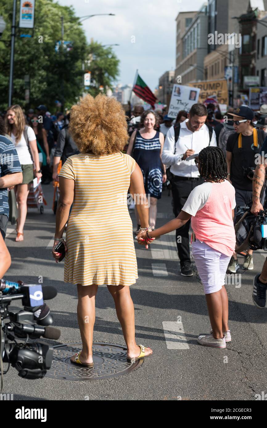 Chicago, États-Unis. 2 août 2018. Tard dans la journée, une manifestation anti-armes à feu BLM s'est emmise sur Wrigley Field. Banque D'Images